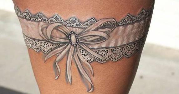 tattoo on the leg in the form of a garter
